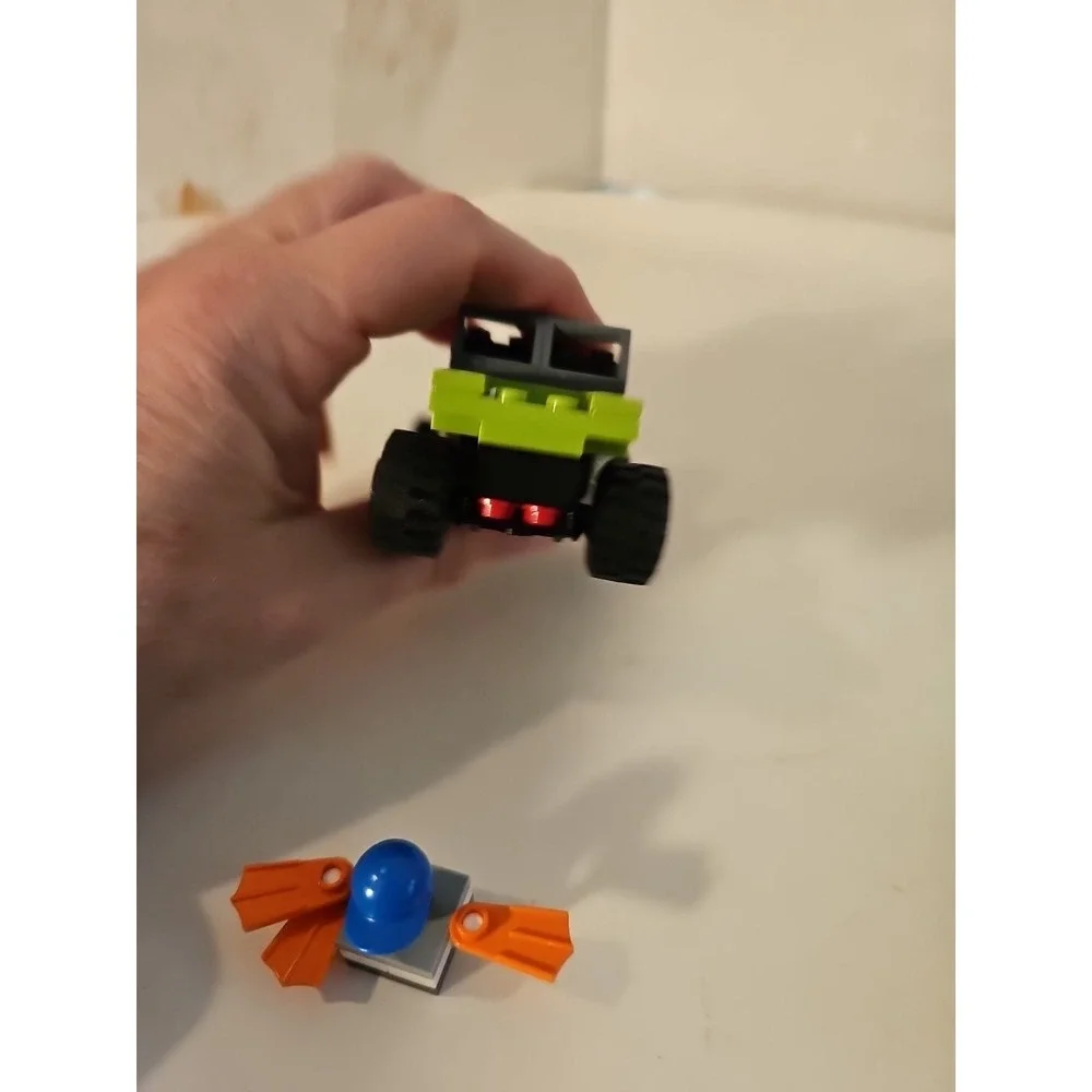 LEGO Racers 8192 Lime Racer Red Racer Motorcycles 2 Mini Figures Look At Picture